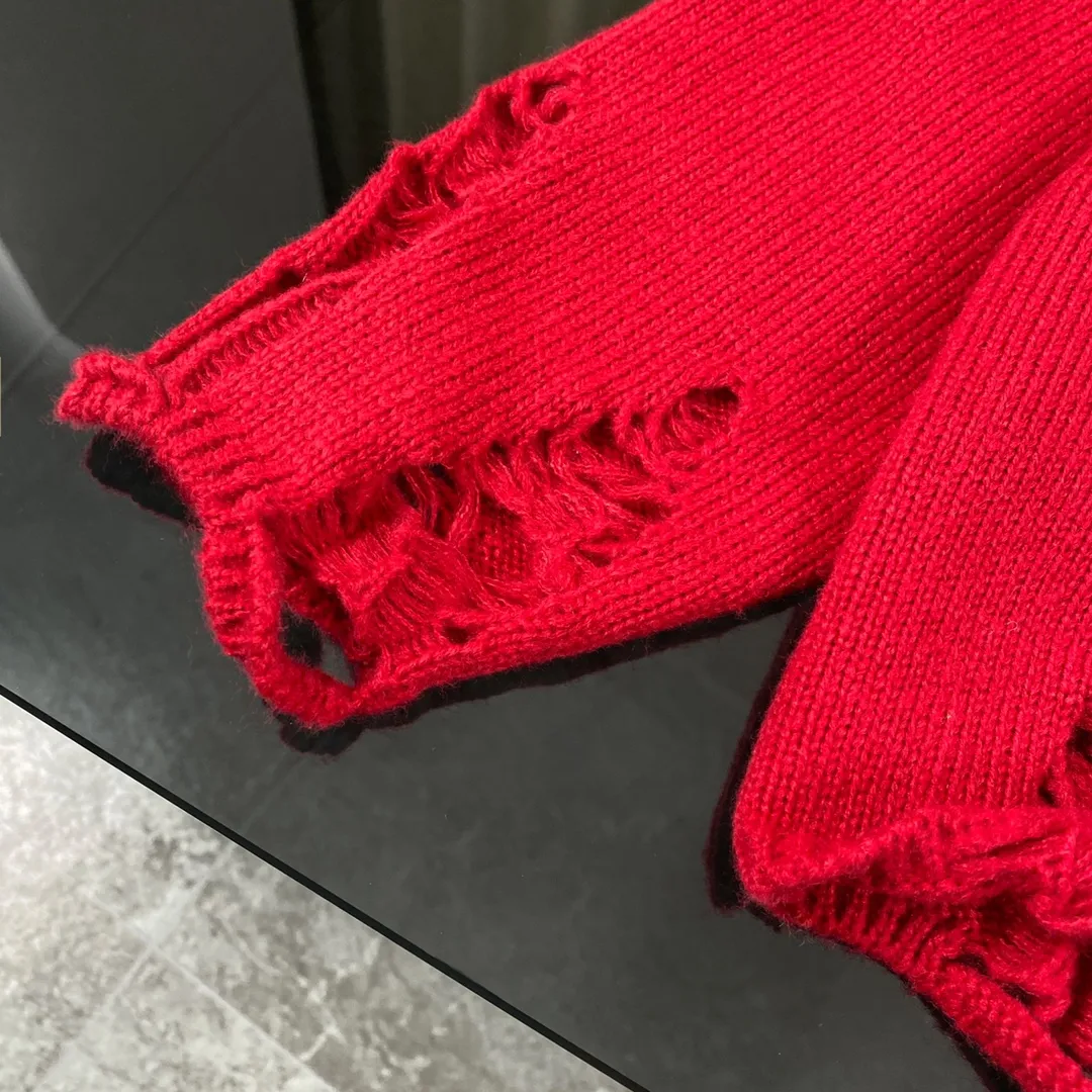 P230 High-quality Chrome Hearts CH Chrome Hearts patchwork cross hole knitted sweater pullover. The popular style is the same for men and women. It is matched with black and white. It looks good in real life. The upper body is good-looking. It looks good in daily wear. It is even more photogenic. It’s hard not to buy it. Buy it for me!!! Believe me, no one can refuse such a long Chrome Hearts jacket. The version has been expanded based on the old version. The upper body is loose and stylish, and the hem is expanded to a casual design. Fat people look extremely slim, thin people have limited height and high-end. Ten thousand yuan ZP printing, 1:1 perfect restoration, looks good when worn alone or stacked, can be easily controlled by both men and women. If you care more about quality, you must also respect the price. It is completely different from the thin see-through bottoms and junk products on the market that pill when worn. If the style makes you shine at a glance, then quality is what you should pay more attention to. Compared with price, we focus on quality. Customers who have received my products all know it. ️️️ Sweaters on the market are generally made of bract core yarn. We use modal. The advantages over core-spun yarn are very intuitive: high cost, high price, high density, relatively expensive for developers, and let us make a lot less money. In addition, it is delicate, has no scum on the upper body, resists pilling, and is high-end. We are conscientious sellers and do not use core-spun yarn. Apart from being cheap, core-spun yarn is really useless. It shrinks, pills, hooks, and makes people pierced. He is proficient in everything. It is 2024. Who doesn’t want to look decent when they go out? Quality determines the upper body effect. No matter how bad the quality, the best style is still the temperament of the urban-rural fringe. We only do long-term business. Quality determines character. Take it back and wear it with confidence and wash it. The quality of the pattern will definitely make your eyes shine. We only make the right version of high quality. We make high-end hard goods. Reject junk goods and reject fast food. Conscientious quality and conscientious price. You deserve it!  Color: Black White Gray Red Size: S M L